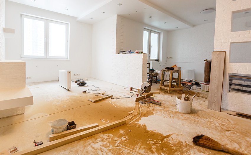 Experienced cleaner detailing bathroom fixtures and corners with organized professional cleaning tools